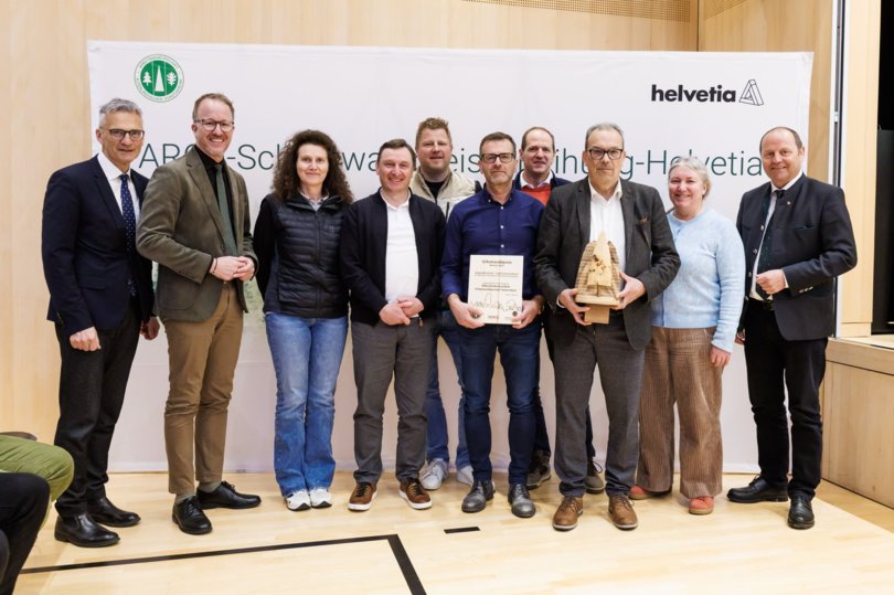 Schutzwaldpreisverleihung 2026: (von links) Direktor Landesabteilung Forstdienst Günther Unterthiner, Vorarlberger Forstwirtschaftslandesrat Christian Gantner, Barbara Rossi, Stefan Obersteiner, Günther Pörnbacher, Josef Gruber (alle Forstinspektorat Welsberg), Direktor Seniorenwohnheim Innichen Herbert Watschinger, Jurymitglied Monika Frehner, Tiroler Forstwirtschaftslandesrat Josef Geisler 