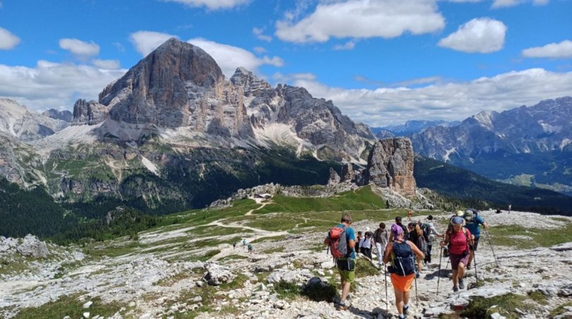 Abb. 6: Abstieg vom Rifugio Averau Richtung Rifugio Scoiattolo (Bildmitte, rechts davon die Cinque Torri) - im Hintergrund die Tofana di Rozzes (links) und dahinter rechts di Tofana di Mezzo